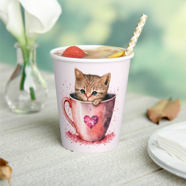 Niedlich Kitten in einem Teacup mit Herz Pappbecher (In Situ)