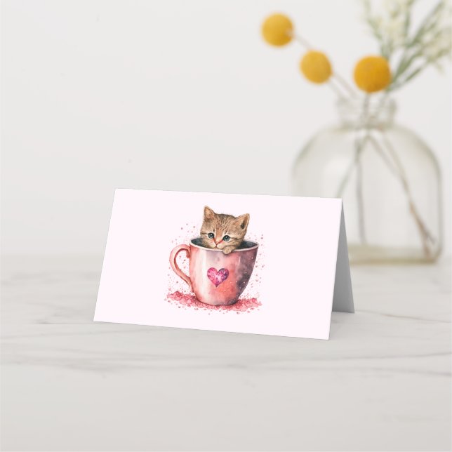 Niedlich Kitten in einem Teacup mit Herz Platzkarte (Vorderseite)