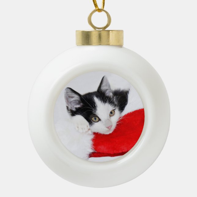Niedlich Kitten in Weihnachtsmannmütze Keramik Kugel-Ornament (Vorderseite)