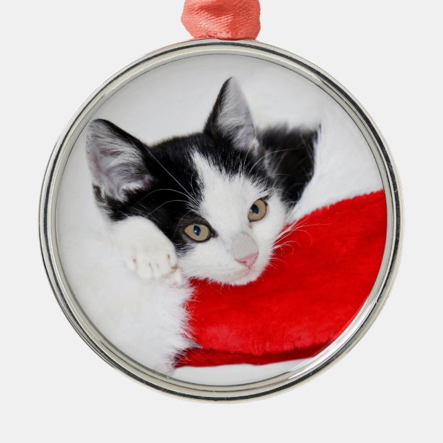Niedlich Kitten in Weihnachtsmannmütze Ornament Aus Metall (Vorne)