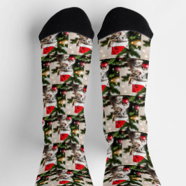 Niedlich Kitten spielt mit der Weihnachtsbaumkatze Socken