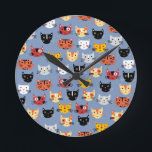 Niedlich Kitty Cats Fun Muster blau Runde Wanduhr<br><div class="desc">Viele niedliche skurrile Katzengesichte auf blauem Hintergrund. Purfekt für Liebhaber von Haustieren.</div>