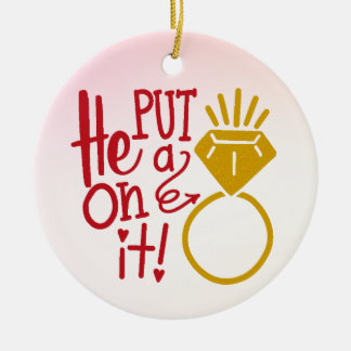 Niedlich legte er einen Ring auf die Keramik Ornam Ornament