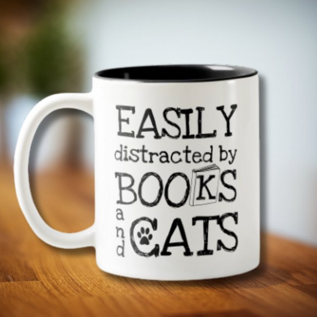 Niedlich leicht abgelenkt von Büchern und Katzen Zweifarbige Tasse (Von Creator hochgeladen)