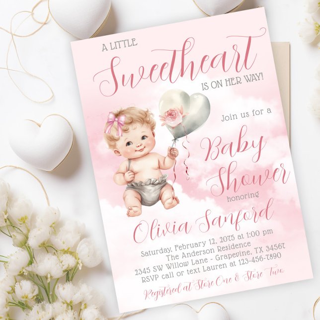 Niedlich Little Sweetheart Babydusche Einladung (Adorable little sweetheart baby shower invitation with cute baby girl with heart balloon and clouds.)