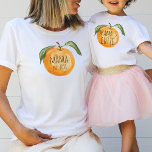 Niedlich Mandarin Orange Mama Mama Kindermatte T-Shirt<br><div class="desc">Wasserfarbe Mandarine Orangenfrucht mit individualisierbarem Text "mama" und "etablierte Datum",  finden Sie ein passendes "Mama's Süsse" Shirt in meiner Sammlung "Mommy and me designs".</div>