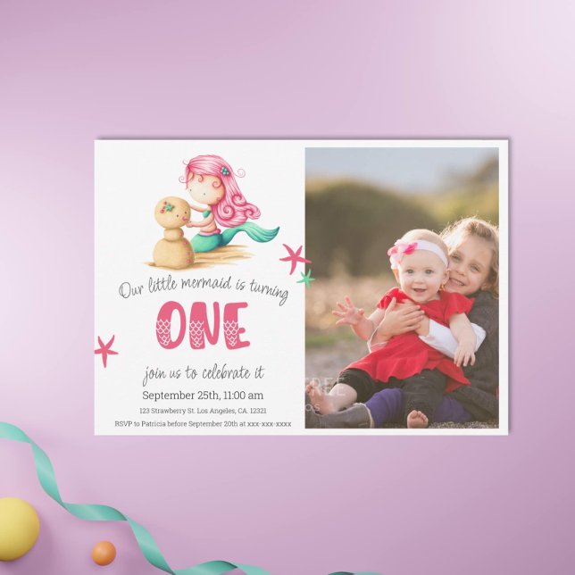 Niedlich Mermaid Erstes Geburtstag Foto Einladung (Pink Mermaid First Birthday Photo Invitation by Kinda Cute by Patricia Alvarez)