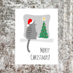 Niedlich Merry Meowy Weihnachtsbaum Katze Schnee Feiertagspostkarte<br><div class="desc">Niedliche Merry Meowy Weihnachts-Postkarte bietet Cat in Weihnachtsmannmütze sitzen auf dem Fenstersill. Es genießt den Urlaub Winterblick: geschmückter Weihnachtsbaum und sanfter Schneefall. Tolle Karte zu senden anlässlich des besten Urlaubs. Mit den Online-Tools von Zazzle können Sie den Text auf der Vorderseite der Karte leicht personalisieren.</div>