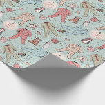 Niedlich Mint Green Baby's First Christmas Custom Geschenkpapier<br><div class="desc">Dieses niedliche personalisierte Verpackungspapier für das Erste Weihnachtsfest des Babys zeichnet sich durch ein handgezeichnet Muster aus Babykarosserietücher, bezaubernden Winterfüßern (Pinguin, Rentier, Teddybär), Bikes, Flaschen, Schnuller und Weihnachtsgeschenke aus, die alle auf einem sanften, minzgrünen Hintergrund mit verstreuten niedlichen kleinen Sternen stehen. Personalisieren Sie sich mit Baby's Name, um dieses Packpapier...</div>