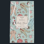 Niedlich Mint Green Christmas Baby Dusche Kleine Geschenktüte<br><div class="desc">Diese niedliche Weihnachtsdusche ist mit handgezeichnet Weihnachtskarosseriemuster,  bezaubernden Winterfüßchen (Pinguin,  Rentier,  Teddybär),  Bikes,  Flaschen,  Schnullern und Weihnachtsgeschenke ausgestattet,  die alle auf einem sanften,  minzgrünen Hintergrund mit verstreuten niedlichen kleinen Sternen stehen. Personalisieren Sie sich mit den Namen Ihrer Mutter und Ihres Vaters,  dem Veranstaltungsdatum und Ihrem Namen.</div>