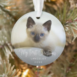 Niedlich Modern Foto Kitten Cat First Christmas Ornament<br><div class="desc">Hast du dieses Jahr ein neues Kätzchen bekommen? Fügen Sie Ihrem Baum eine Erinnerung mit diesem modernen Ornament, das ein schlichtes und dennoch elegantes Design mit der Nachricht "Mein erstes Weihnachten" in einem eleganten weißen Drehbuch zusammen mit dem Namen Ihrer Katze und dem Jahr, über Ihrem Lieblingsstift, enthält. Fügen Sie...</div>