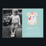 Niedlich Mouse Kids Foto Geburtstagsparty Einladung<br><div class="desc">Adorable Geburtstagsfeier Einladungen enthalten eine süße Abbildung einer Maus,  die einen Lollipop hält. Personalisieren Sie mit dem Foto Ihres Kindes für eine einmalige Einladung.</div>