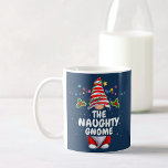 Niedlich Naughty Gnome Personalisierte Weihnachten Kaffeetasse<br><div class="desc">Dieses lustige Winterurlaub-Design mit einem Weihnachtsgnom,  das lautet: Das unheimliche Gnome. Machen Sie sich Ihr eigenes Set für die Familie!</div>