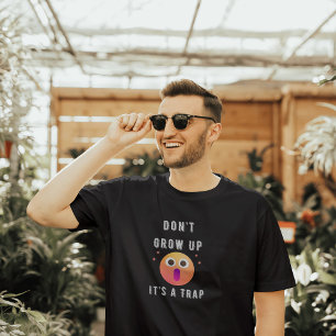 Niedlich nicht erwachsen, es ist eine Falle T-Shirt