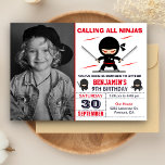 Niedlich Ninja Warrior Kids Foto Geburtstagsparty Einladung<br><div class="desc">Erleben Sie Ihren Gast mit dieser modernen Ninja-Geburtstagsfeier mit niedlichen Ninjas und einer auffälligen Typografie vor weißem Hintergrund. Fügen Sie einfach Ihre Veranstaltungsdetails zu dieser benutzerfreundlichen Vorlage hinzu und schmücken Sie diese Karte mit dem bevorzugten Foto Ihres Kindes, um sie zu einer einmaligen Einladung zu machen. Dreh die Karte auf,...</div>