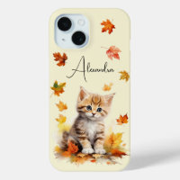 Niedlich Orange Tabby Kitten in Herbstlauben
