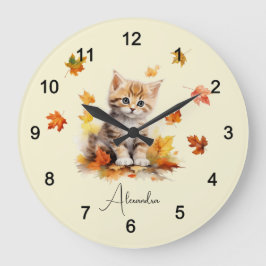Niedlich Orange Tabby Kitten in Herbstlauben Große Wanduhr