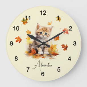 Niedlich Orange Tabby Kitten in Herbstlauben Große Wanduhr