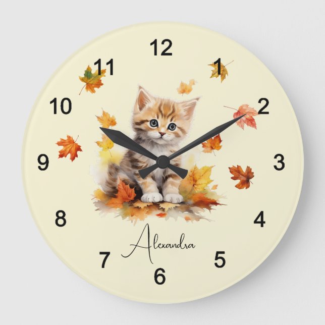 Niedlich Orange Tabby Kitten in Herbstlauben Große Wanduhr (Vorderseite)