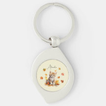 Niedlich Orange Tabby Kitten in Herbstlauben