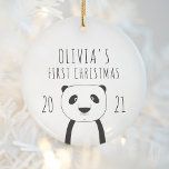 Niedlich Panda Babys Erste Weihnachten Schwarz-wei Keramik Ornament<br><div class="desc">Erinnern Sie sich an das erste Weihnachtsfest des Babys mit diesem niedlichen Sake-Ornament,  mit einem einfachen,  modernen Schwarz-Weiß-zeichn eines Panda. Personalisieren Sie es mit dem Namen des Babys und das Jahr in handgezeichnet Schriftart drucken.</div>