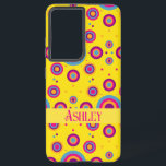 Niedlich Personalisierter Name Gelb Abstrakt Samsung Galaxy Hülle<br><div class="desc">Mit diesem **Niedlichen Personalisierten Namen Yellow Abstrakt Samsung Galaxy S21 Ultra Case** hellen Sie Ihren technischen Stil auf! Dieses kühn und spielerisch gestaltete Design ist perfekt für Künstler und abstrakte Kunstliebhaber geeignet. Es vereint eine lebendige gelbe, magentafarbene und tiefblaue Farbtöne, die durch dynamische **kreisförmige Formen** unterstrichen werden, die einen modernen,...</div>
