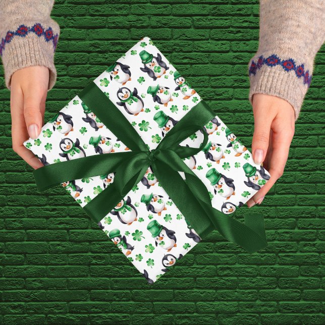 Niedlich Pinguin Green Hat Kleeblatt St. Patrick's Geschenkpapier (Von Creator hochgeladen)