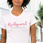 Niedlich Pink Beach Bachelorette Bridesmaid T-Shirt<br><div class="desc">Niedlich Pink Script Beach Bachelorette Bridesmaid T - Shirt. Ein cooles Wasserfarbenthema in Küstennähe, Wassersport oder Strand mit Rosa und aquamarinen Farbtönen, das den Blick auf eine Entspannung der Braut und ihrer Bestien am Strand ebnen lässt. Von den Ausflügen nach Florida, The Hamptons, Kalifornien oder sogar etwas Internationaleres wie Mexiko,...</div>