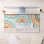 Niedlich Pink Boho Rainbow Initials Schreibtischunterlage<br><div class="desc">Diese niedliche Boho-Schreibtischmatte zeichnet sich durch ein farbenfrohes abstraktes Regenbogendesign aus,  mit Pinks und Blues. Die moderne Matte bietet auch Platz,  um einen Namen unten hinzuzufügen,  und Ihre Initialen in der unteren rechten Ecke.</div>
