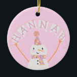 Niedlich Pink Christmas Snowman Kids Custom Keramik Ornament<br><div class="desc">Dieses Ornament umfasst einen zauberhaften Schneemann in Rosa und Orange. Ideal für die kleinen Gäste für den Urlaub. Ein Name kann dem Banner hinzugefügt werden,  und der Text kann auf der Rückseite angepasst werden.</div>