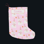 Niedlich Pink Christmas Snowman Kids Custom Kleiner Weihnachtsstrumpf<br><div class="desc">Dieser Strumpf enthält ein bezauberndes rosa und orangefarbenes Punktbild. Ideal für die kleinen Gäste für den Urlaub. Ein Name kann oben hinzugefügt werden.</div>