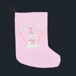 Niedlich Pink Christmas Snowman Kids Custom Kleiner Weihnachtsstrumpf<br><div class="desc">In diesem Strumpf befindet sich ein bezaubernder Schneemann in Rosa und Orange. Ideal für die kleinen Gäste für den Urlaub. Ein Name kann dem Banner hinzugefügt werden.</div>