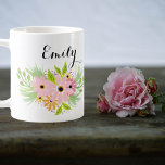 Niedlich Pink Floral Bridesmaid Geschenk für Idee  Kaffeetasse<br><div class="desc">Niedliche rosa Tasse mit individuelle Name. Niedliche rosa Aquarellfarben-Blume. Liebliche Gastgeschenk Hochzeit für eine Blume oder ein stilvolles Geschenk für Brautmädchen. Personalisieren Sie diese,  indem Sie den Beispielnamen Emily durch Ihren Namen oder einen individuelle Name ersetzen,  der Sie Anzug.</div>