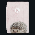 Niedlich Pink Flüchtige Blick-a-Boo Baby Igel Mono iPad Pro Cover<br><div class="desc">Niedlich rosa Flüchtige Blick-a-Boo Baby Igel Monogram Design. Mit einem bezaubernden kleinen Igel piekend up to say hi! Macht Spaß und liebenswertes Geschenk für Kinder, Jugendliche und Erwachsene, für Geburtstage Weihnachten und mehr. Personalisiert mit Ihrem Anfangsbuchstaben und Namen! Mit Monogramm Telefonzelle ~ Karo mein Shop zu sehen, die gesamte Office...</div>