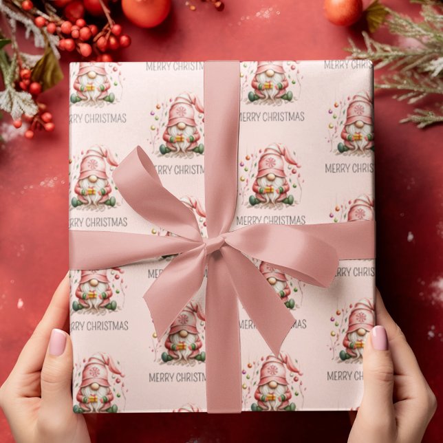 Niedlich Pink Gnome Weihnachten Geschenkpapier (Cute pink gnome wrapping paper is the perfect addition to your pink or pastel holiday decor.)
