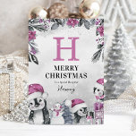 Niedlich Pink Pinguin Daughter Weihnachten Karte<br><div class="desc">Niedliche Tochter Weihnachtskarte mit ausgewaschenem grauem Hintergrund,  eleganten Aquarellbildern & Blättern,  bezaubernden Baby Pinguinen,  Schneemann,  Geschenke und eine elegante personalisierte Vorlage mit Ihren Kindern Initial und Name.</div>