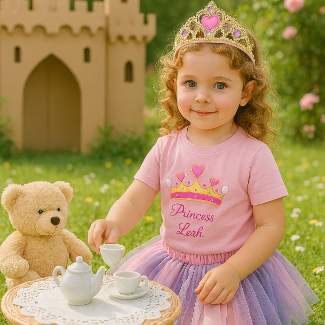 Niedlich Pink Princess Baby Girl T - Shirt (A joyful toddler girl at a tea party with a teddy bear. This t-shirt is ideal for a little princess)