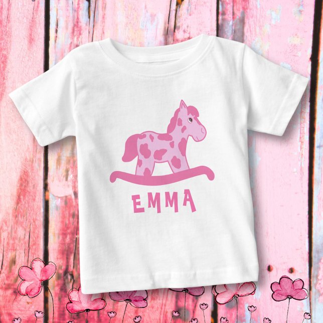 Niedlich Pink Rocking Horse Name Baby Girl T-shirt (Von Creator hochgeladen)