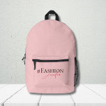 Niedlich Pink Stilvoll Personalisiert Bedruckter Rucksack<br><div class="desc">Ein einfaches,  stylisches Hashtag & Name Design in einer modernen,  schwarz-rot minimalistischen Typografie auf einem rosa Hintergrund. Der Hashtag und Name kann leicht personalisiert sein! Das perfekte Geschenk oder Accessoire für jeden Anlass.</div>
