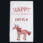 Niedlich Pink Unicorn Happy Birthday Kids Name Kleine Geschenktüte<br><div class="desc">Niedlich rosa Einhorn Happy Geburtstagskinder Name kleine Geschenktüte. Das Design hat ein rosa Einhorn. Personalisieren Sie Ihren Namen und machen Sie eine besondere persönliche Geschenktasche für den Geburtstag eines Mädchens.</div>