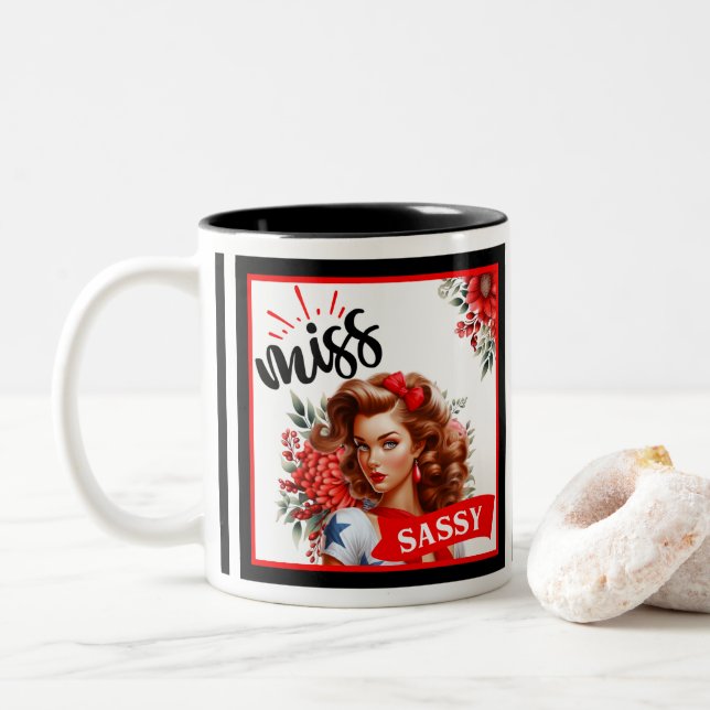 Niedlich Pinup_ Miss Sassy Zweifarbige Tasse (Mit Donut)