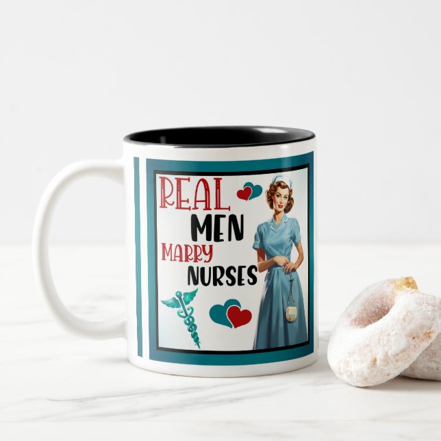 Niedlich Pinup_ Real Men Heiraten Zweifarbige Tasse (Mit Donut)