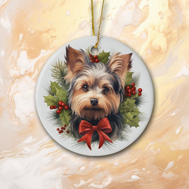 Niedlich Red Bow Holly Wreath Yorkie Dog Keramik Ornament (Von Creator hochgeladen)