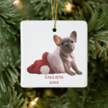 Niedlich Red White French Bulldog Weihnachtsmannmü Keramikornament<br><div class="desc">Dieser niedliche und künstlerische Weihnachtsschmuck ist perfekt, um das festliche Ambiente für Ihre besondere Veranstaltung . Der handbemalte, graue und weiße, französische Bulldog ist in einer weißen und roten Weihnachtsmannmütze auf einem schlichten weißen Hintergrund untergebracht. Auf der Rückseite ist ein Muster dieses niedlichen Welpen. Es ist ein anmutiges, einfaches und...</div>