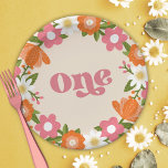 Niedlich Retro-Floral One | Baby's First Birthday Pappteller<br><div class="desc">Diese superniedlichen Teller aus dem ersten Geburtstag verfügen über einen handgezeichneten Blumenrahmen,  einschließlich Gänseblümchen,  in Orange,  Rosa,  olivfarbenen Grüntönen,  abgestuftetem Gold und Weiß. Die Retro Typografie lautet "One" in passendem Rosa. *Illustration von Tracey Khalei / Orabella Prints.</div>