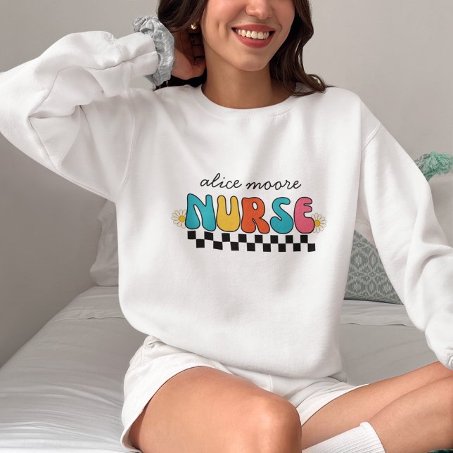 Niedlich Retro Groovy Farbenfrohe Krankenschwester Sweatshirt (Von Creator hochgeladen)