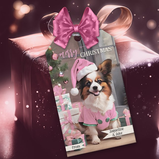 Niedlich Retro Pink Hund Frohe Weihnachten Geschenkanhänger (Cute funny Christmas gift tag featuring a chihuahua dog in pink Santa outfit amidst gifts)