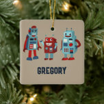 Niedlich Retro Robots Personalisiertes Sci-Fi-Foto Keramikornament<br><div class="desc">An der Vorderseite dieses Weihnachtsschmucks finden Sie Abbildungen von drei niedlichen Retro-Robotern in Rot- und Blautönen vor einem bräunlichen Hintergrund sowie Ihren Namen oder anderen eigenen Text. Die Rückseite ist bereit,  mit Ihrem eigenen Foto angepasst zu werden.</div>