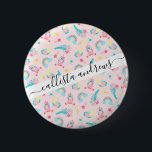 Niedlich rosa Aquamarine Einhornbahn Regenbogen Button<br><div class="desc">Dieses niedliche und magische Muster ist perfekt für die lustige und trendige Frau oder das Mädchen. Es zeigt handgezeichnet Illustrationen von Einhörnern, Blume mit Blätter, Regenbögen und Sternschnuppen auf einem schlichten rosa Hintergrund. Das Design ist in Bläschen in Rosa, Rosa, Rosa, aquamarin-Grün, Perwinkelblau, lila, Gelb und Orange gehalten. Es ist...</div>