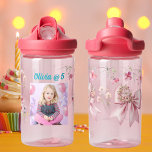 Niedlich rosa Blumenbeutel Girl Foto Wasser Flasch Trinkflasche<br><div class="desc">Genießen Sie Ihre kleine Geburtstagsfeier mit dieser charmanten Niedlichen Pink Floral Bow Water Flasche, die für jeden Geschmack etwas ganz Besonderes ist! Diese personalisierte Wasserflasche ist mit einem Adorable Pink Floral Design, Sweet Bow Accent und einem individuell anpassbaren Foto Space ausgestattet. Diese Wasserflasche ist nicht nur ein Geschenk, sie ist...</div>